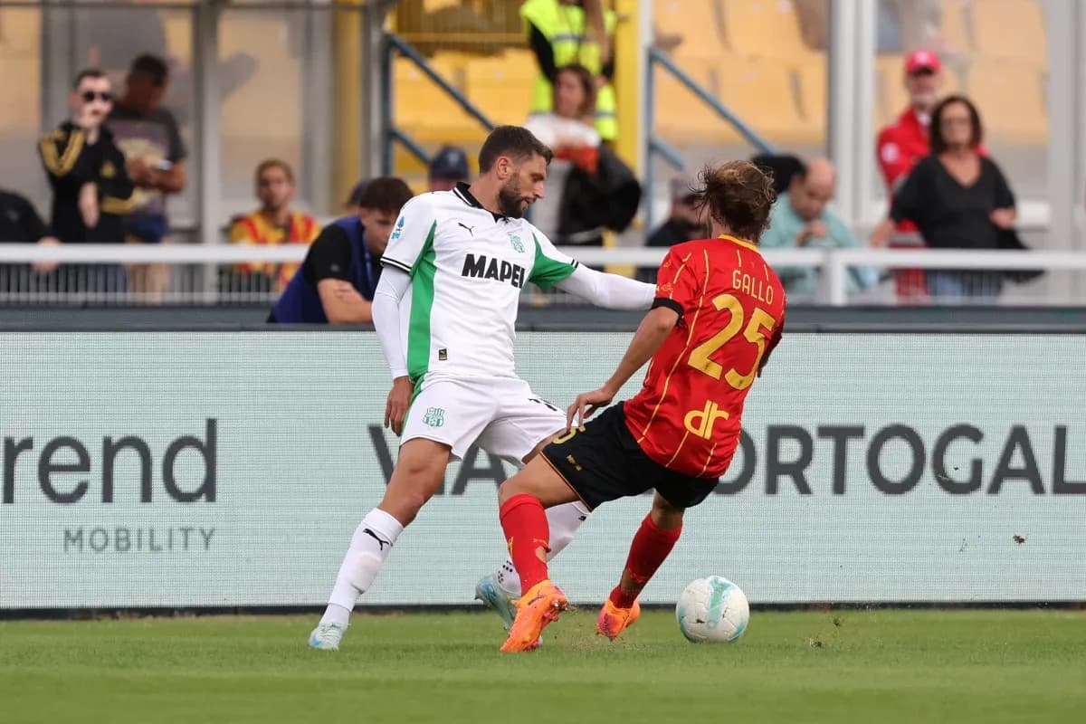 Jugadores de Sassuolo y Lecce en acción