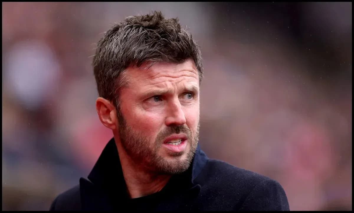 Entrenador observando el partido desde la línea lateral