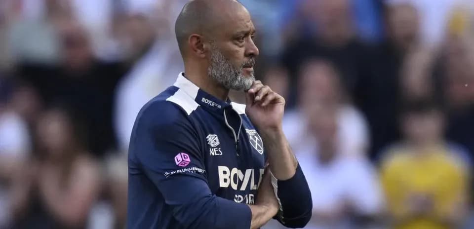 Entrenador pensativo durante el partido en el estadio