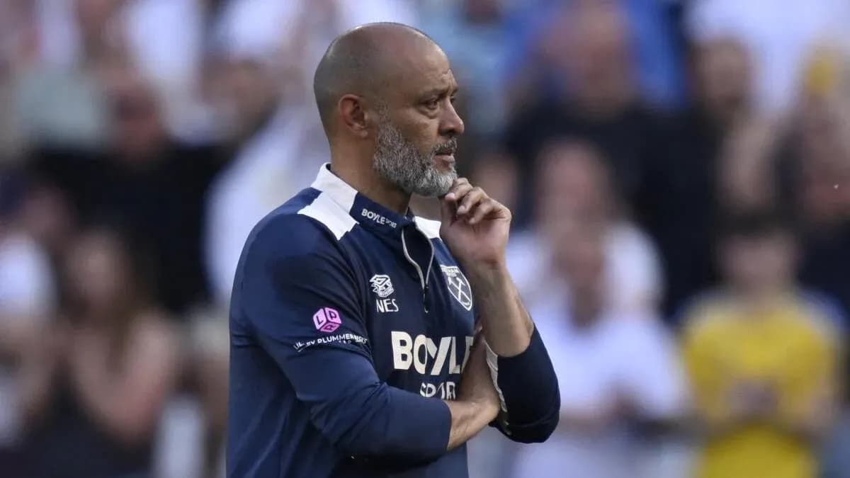 Entrenador pensativo durante el partido en el estadio