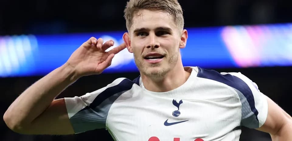 Jugador de Tottenham celebrando un gol con gestos