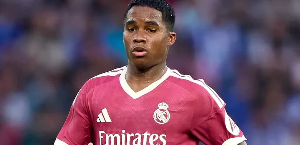 Jugador de Real Madrid corriendo en partido