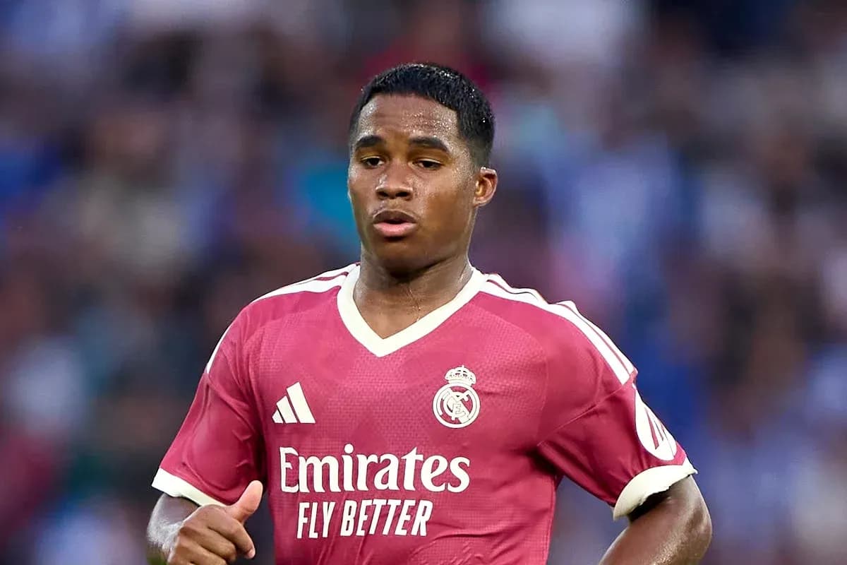 Jugador de Real Madrid corriendo en partido