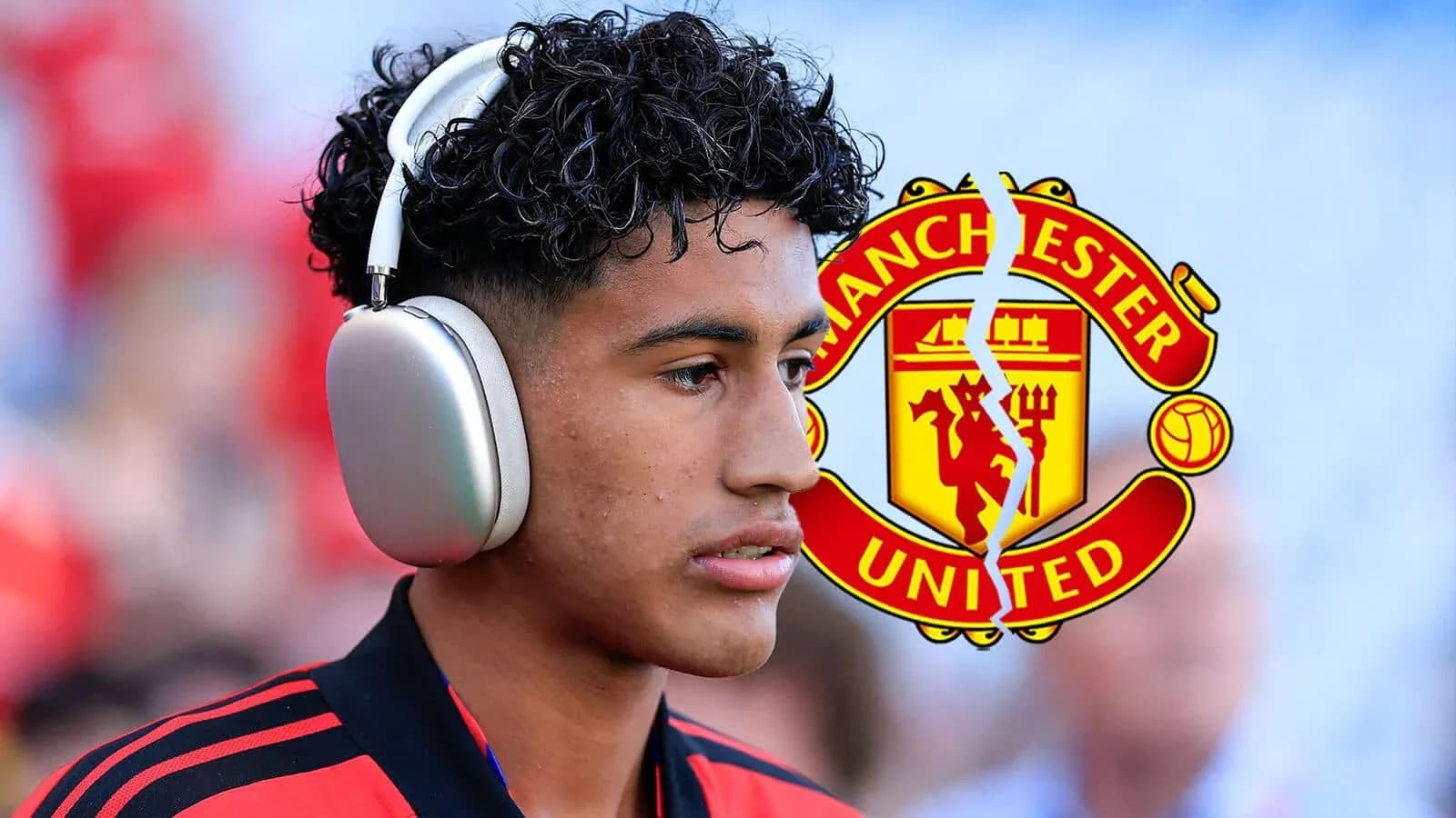 Jugador con auriculares frente al logo de Manchester United