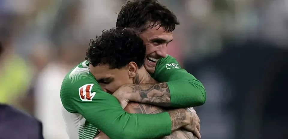 Jugadores abrazándose tras una victoria en el partido