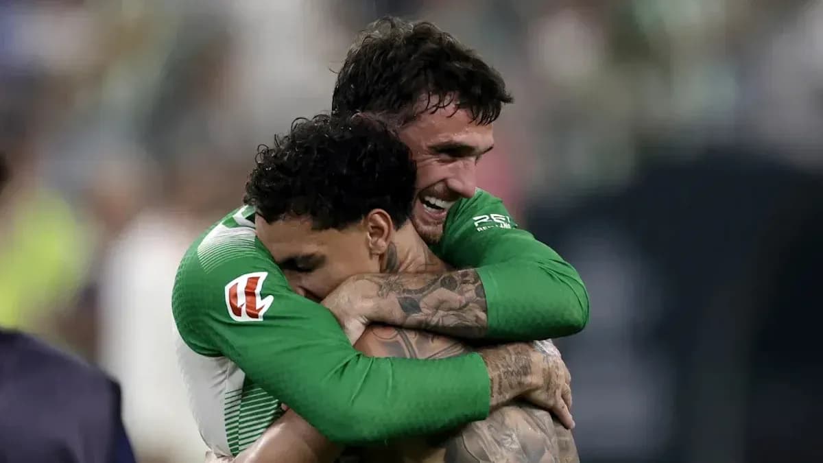 Jugadores abrazándose tras una victoria en el partido