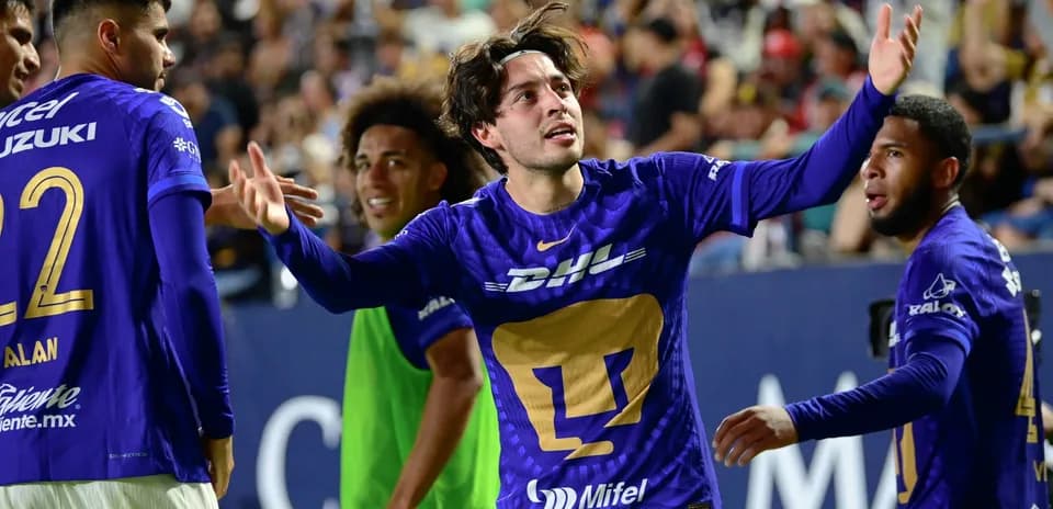 Jugadores de Pumas celebrando un gol
