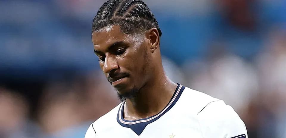 Jugador de fútbol con trenzas en uniforme blanco