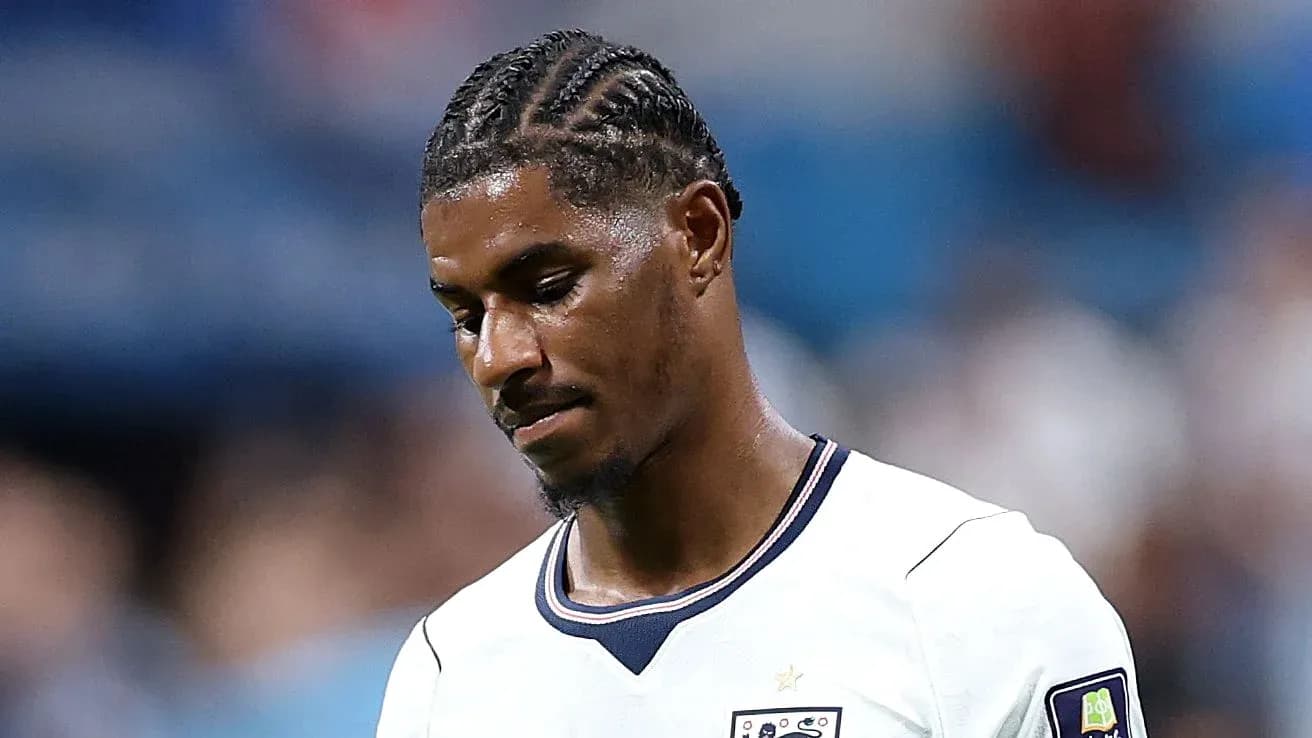 Jugador de fútbol con trenzas en uniforme blanco