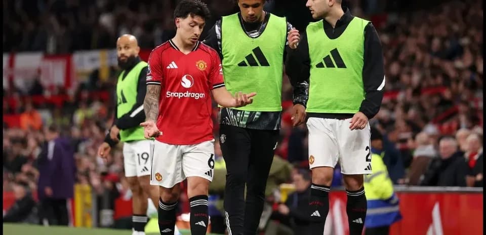 Jugadores de Manchester United en el banquillo durante el partido
