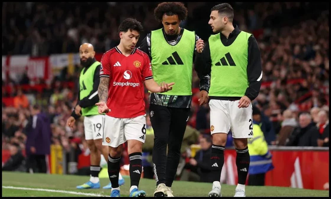 Jugadores de Manchester United en el banquillo durante el partido