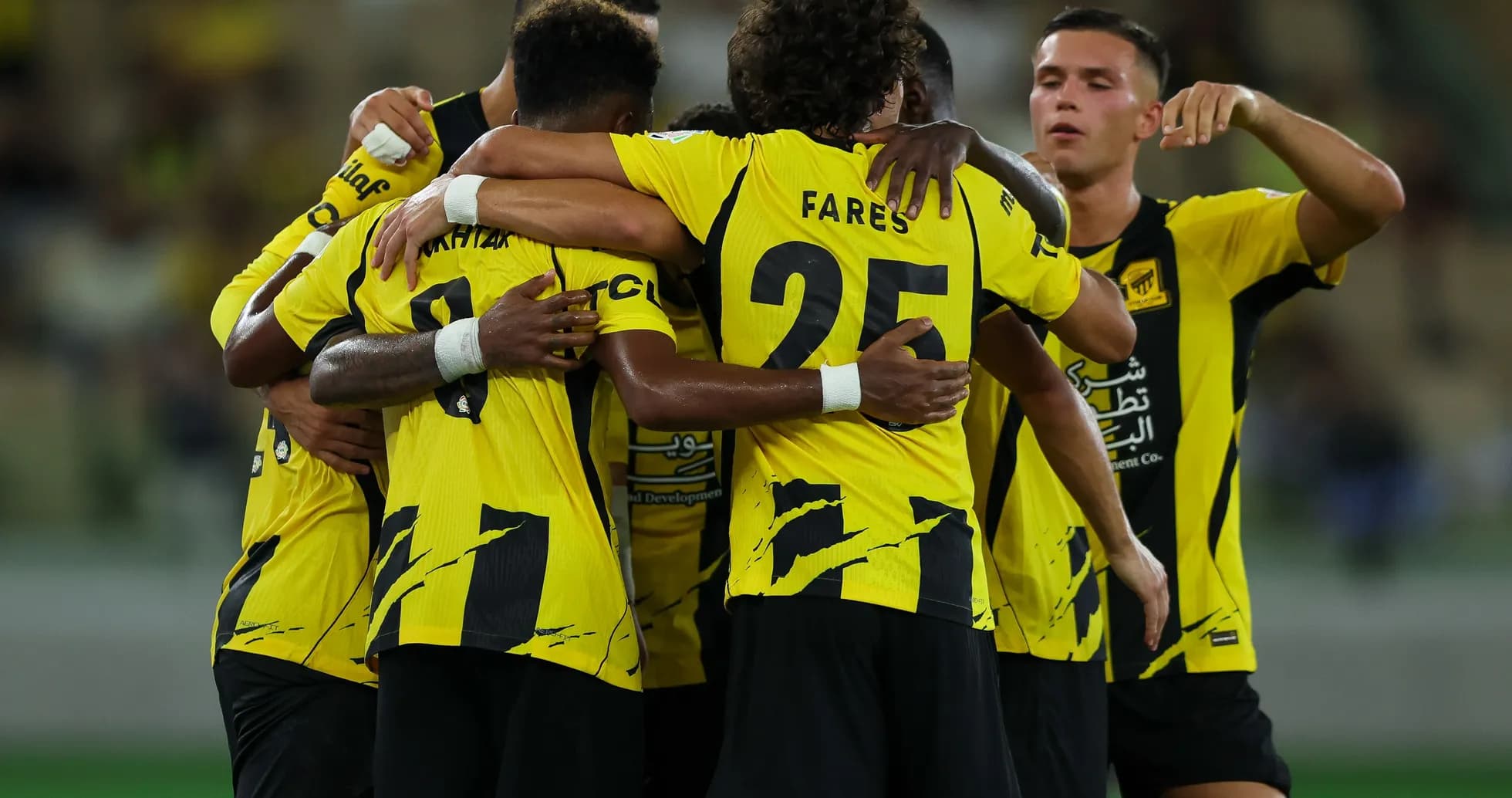 Jugadores de Ittihad celebrando un gol juntos