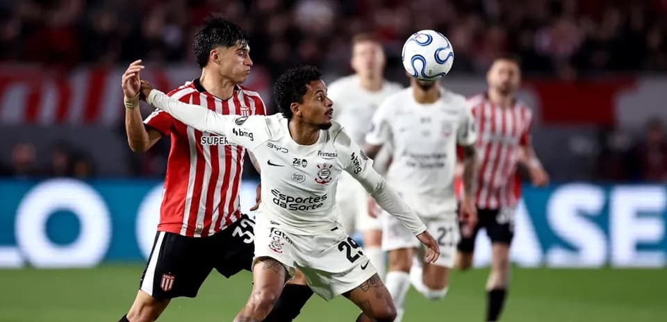 Jugador de Corinthians luchando por el balón