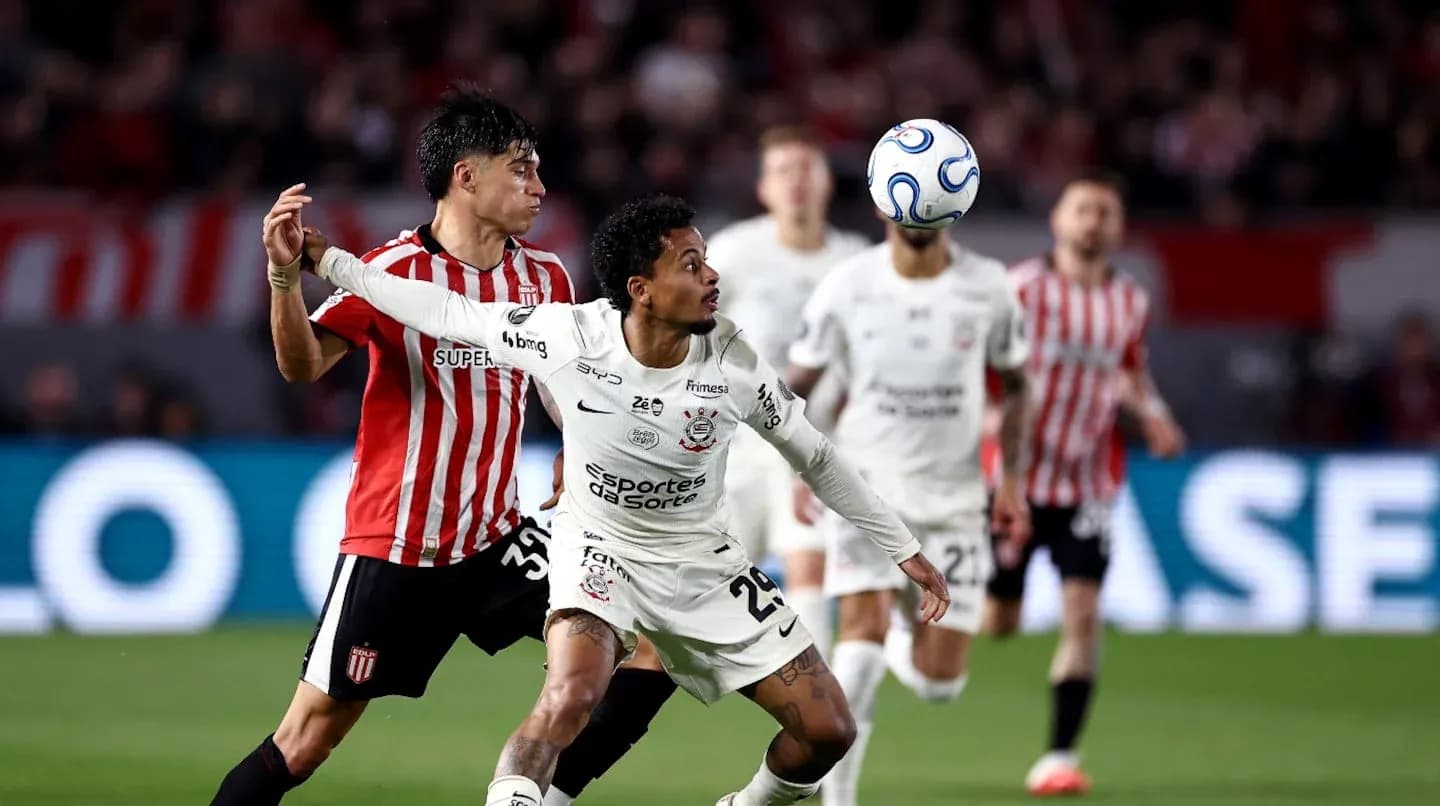 Jugador de Corinthians luchando por el balón