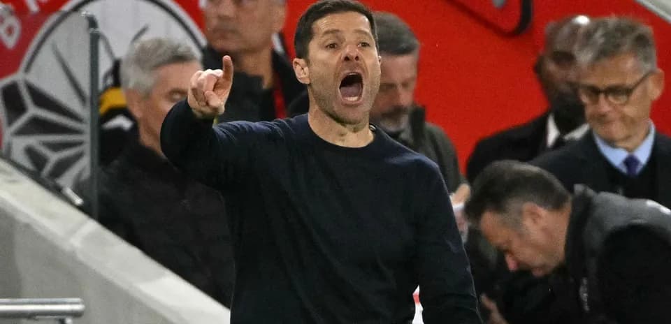 Entrenador dirigiendo al equipo desde la línea lateral