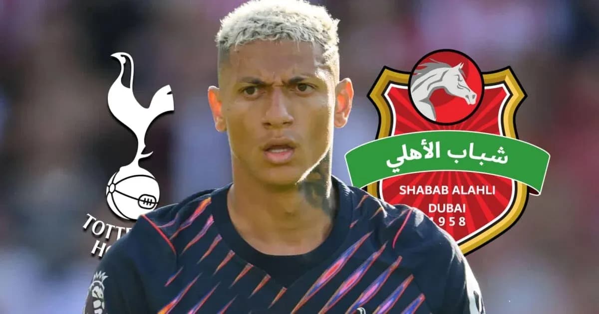 Jugador de fútbol con logos de Tottenham y Shabab Al Ahli
