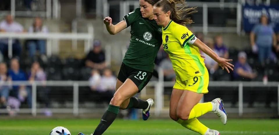 Jugadora de Racing Louisville W persigue el balón