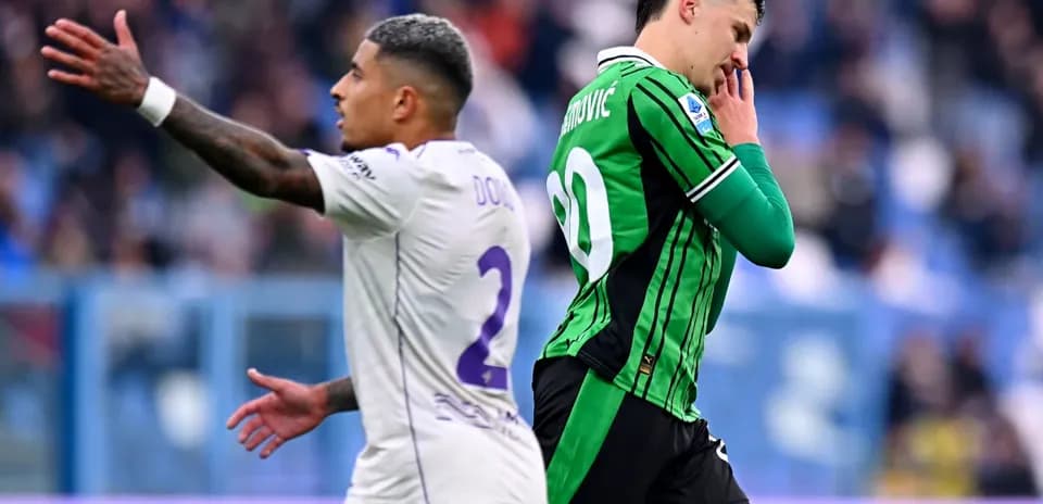 Jugadores de Fiorentina y Sassuolo en acción