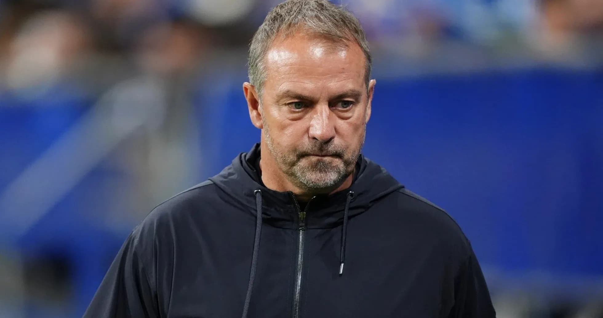 Entrenador observando el partido desde la banda