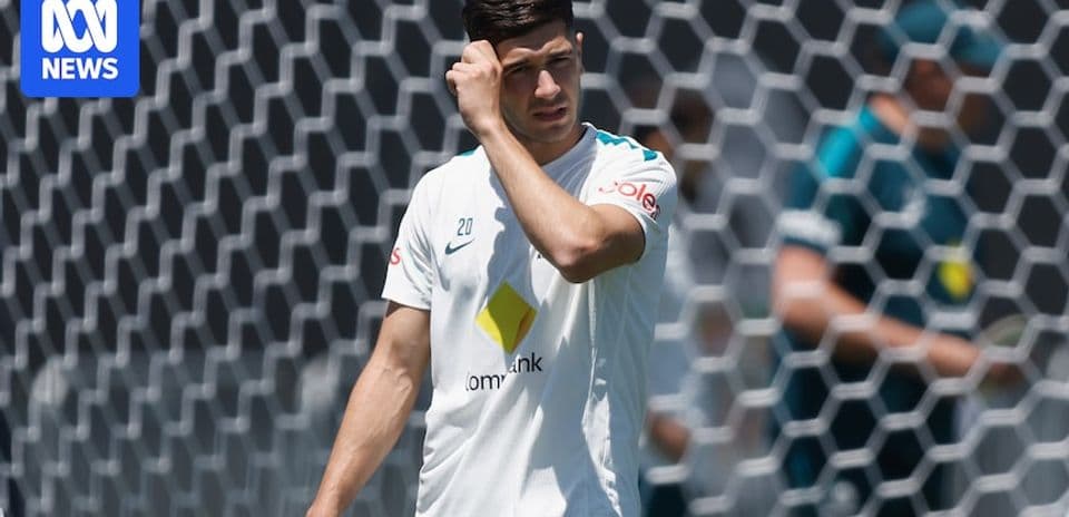 Jugador en entrenamiento junto a la portería