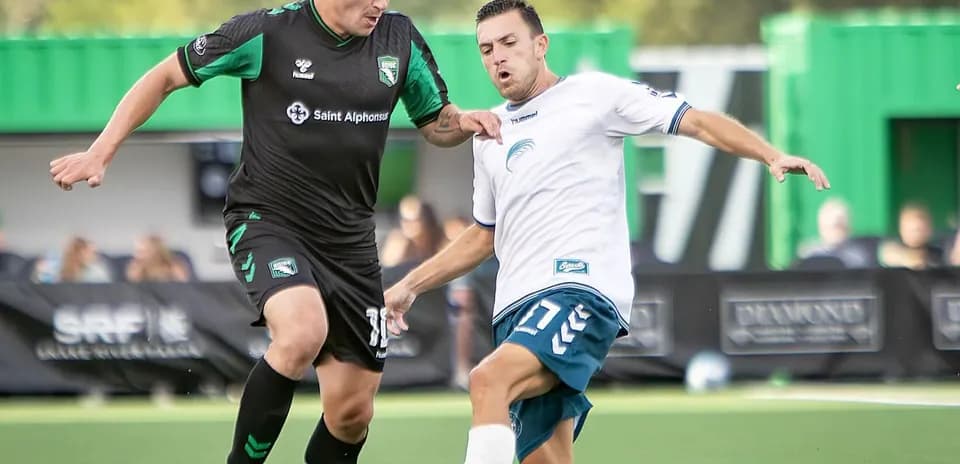 Dos jugadores luchando por el balón en el partido