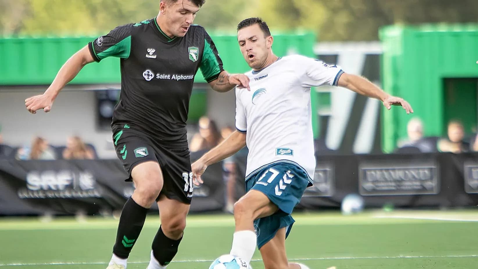 Dos jugadores luchando por el balón en el partido