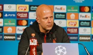 Entrenador hablando en conferencia de prensa