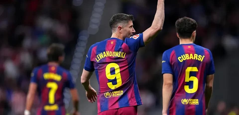 Lewandowski celebra con compañeros en el campo