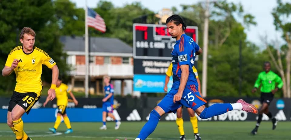 Jugador de FC Cincinnati II chutando el balón