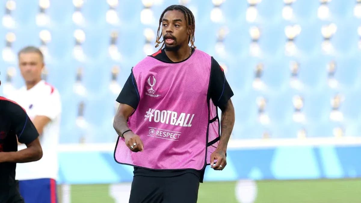 Jugador entrenando con pechera en el campo