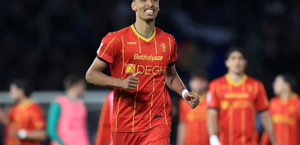 Jugador de fútbol celebrando en campo con compañeros