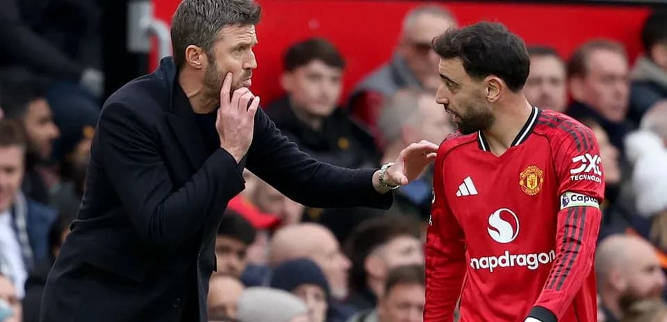 Entrenador hablando con jugador en el banquillo