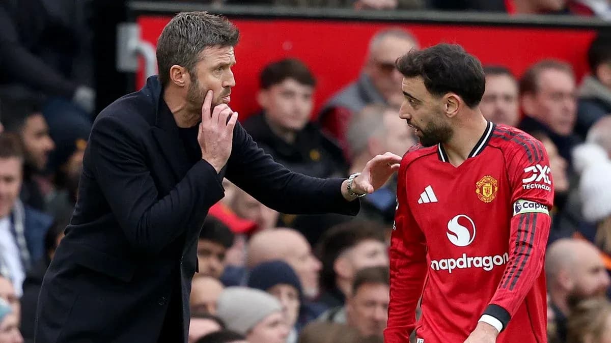 Entrenador hablando con jugador en el banquillo