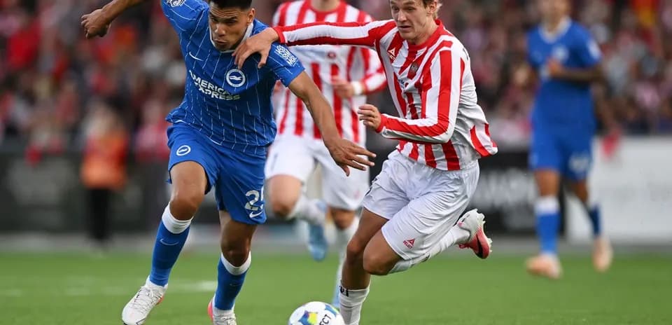 Jugador de Brighton luchando por el balón con adversario