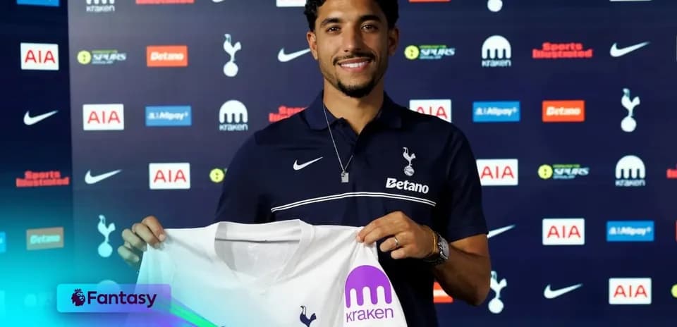 Jugador sosteniendo camiseta de Tottenham en presentación
