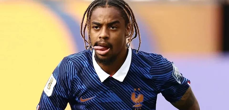 Jugador de Francia corriendo en campo durante partido