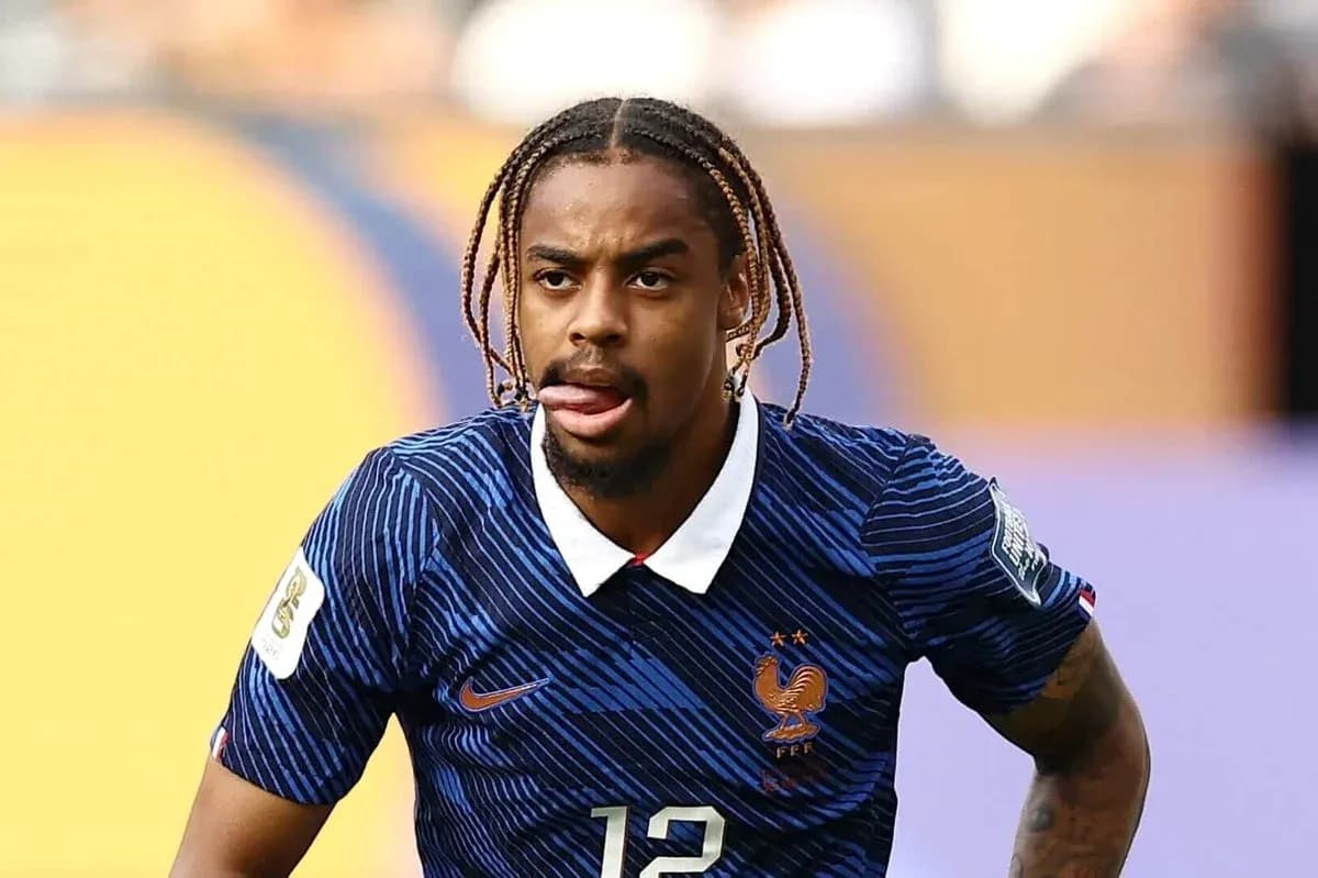 Jugador de Francia corriendo en campo durante partido