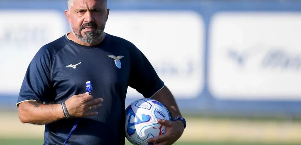 Entrenador de Lazio sosteniendo un balón durante práctica