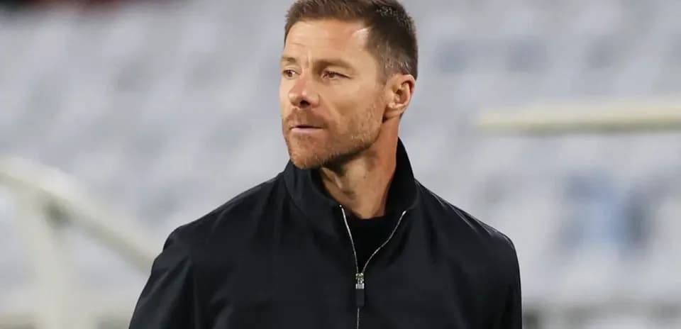 Entrenador observando el partido desde la banda