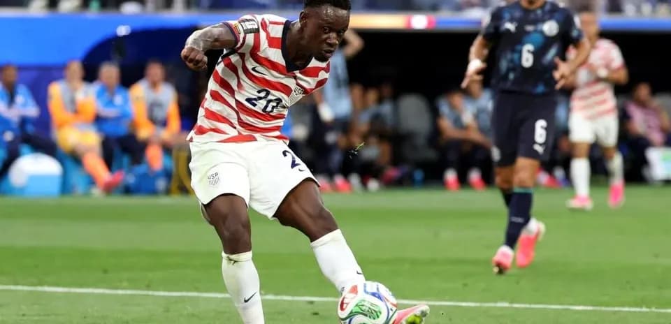 Jugador estadounidense disparando el balón en partido