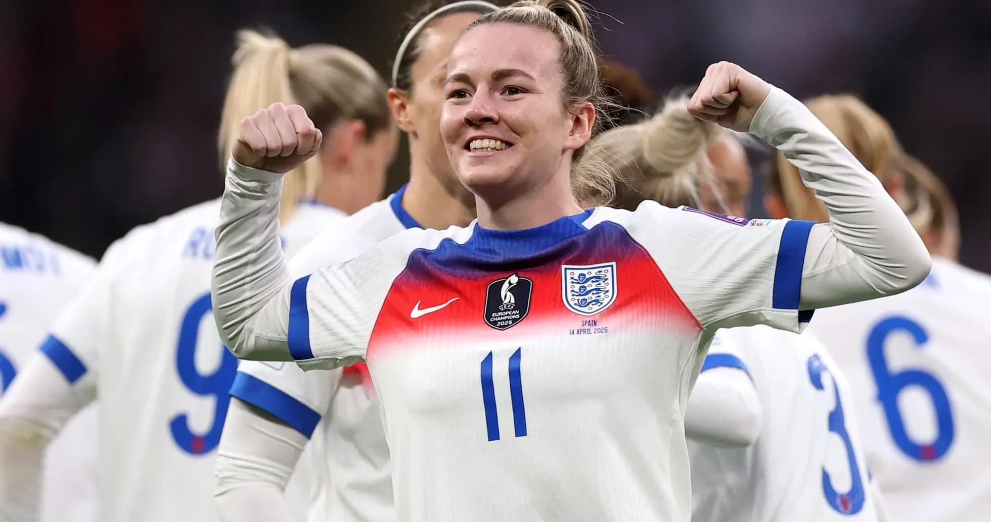 Jugadora de Inglaterra celebrando con los brazos levantados