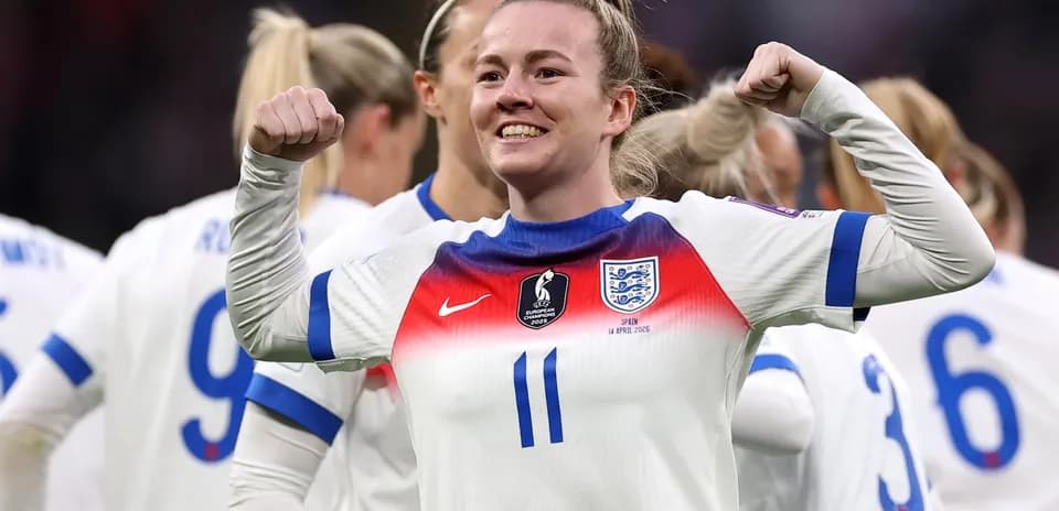 Jugadora de Inglaterra celebrando con los brazos levantados