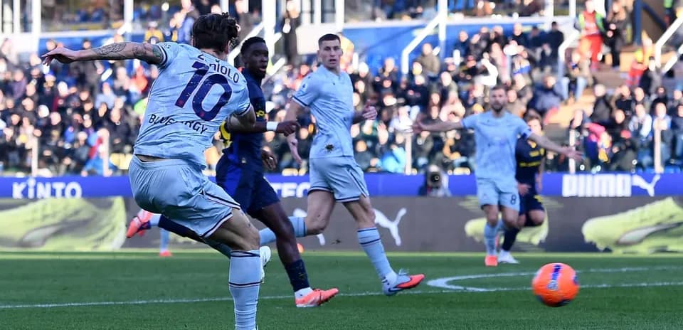 Jugador de Udinese disparando a puerta