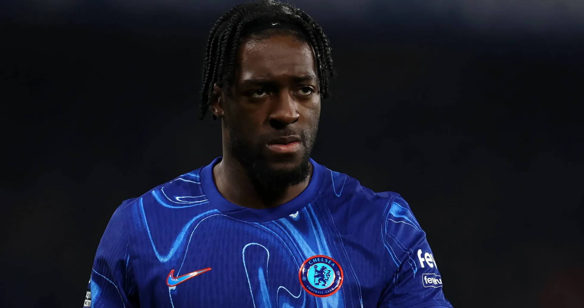 Jugador de Chelsea en uniforme azul en el campo