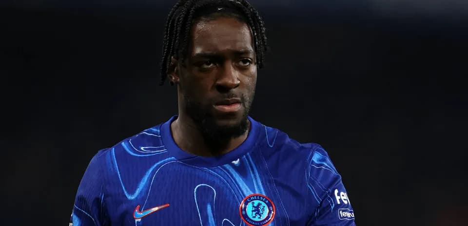 Jugador de Chelsea en uniforme azul en el campo