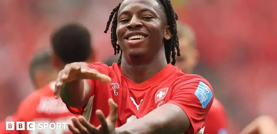 Jugador suizo sonriendo en celebración durante partido