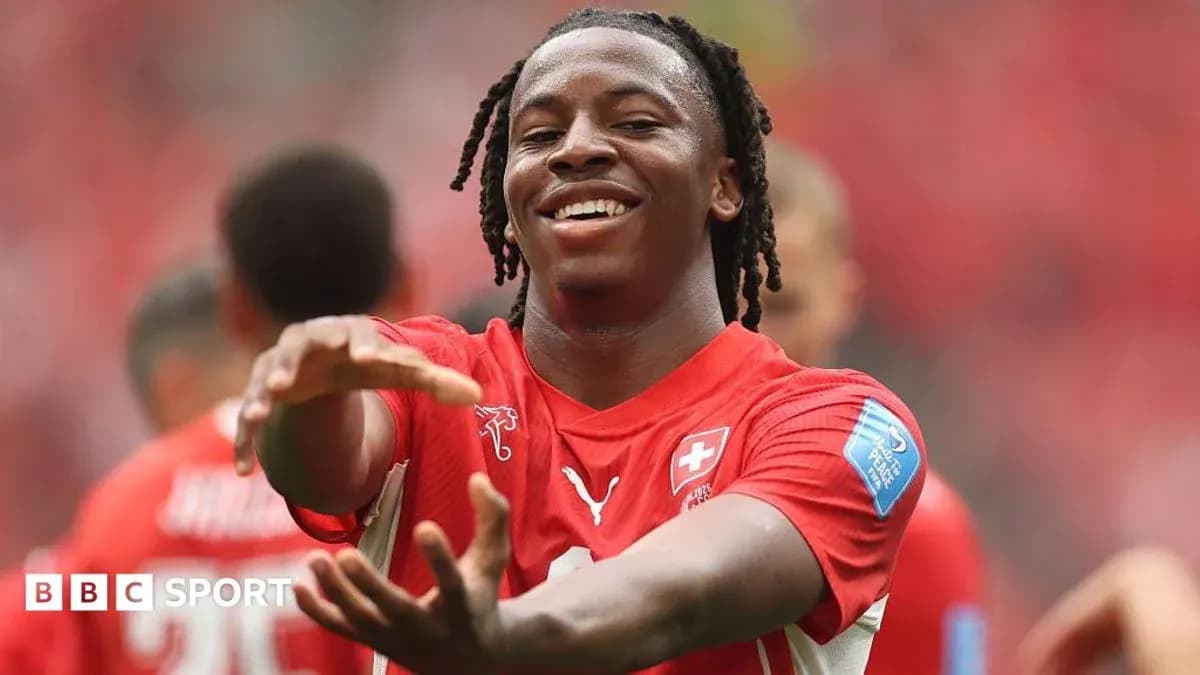 Jugador suizo sonriendo en celebración durante partido