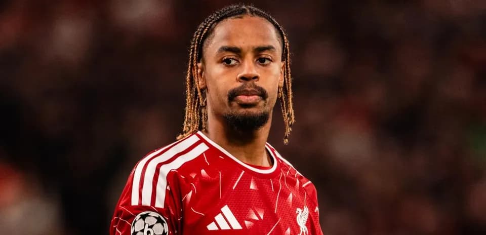 Jugador de Liverpool con camiseta roja en el campo