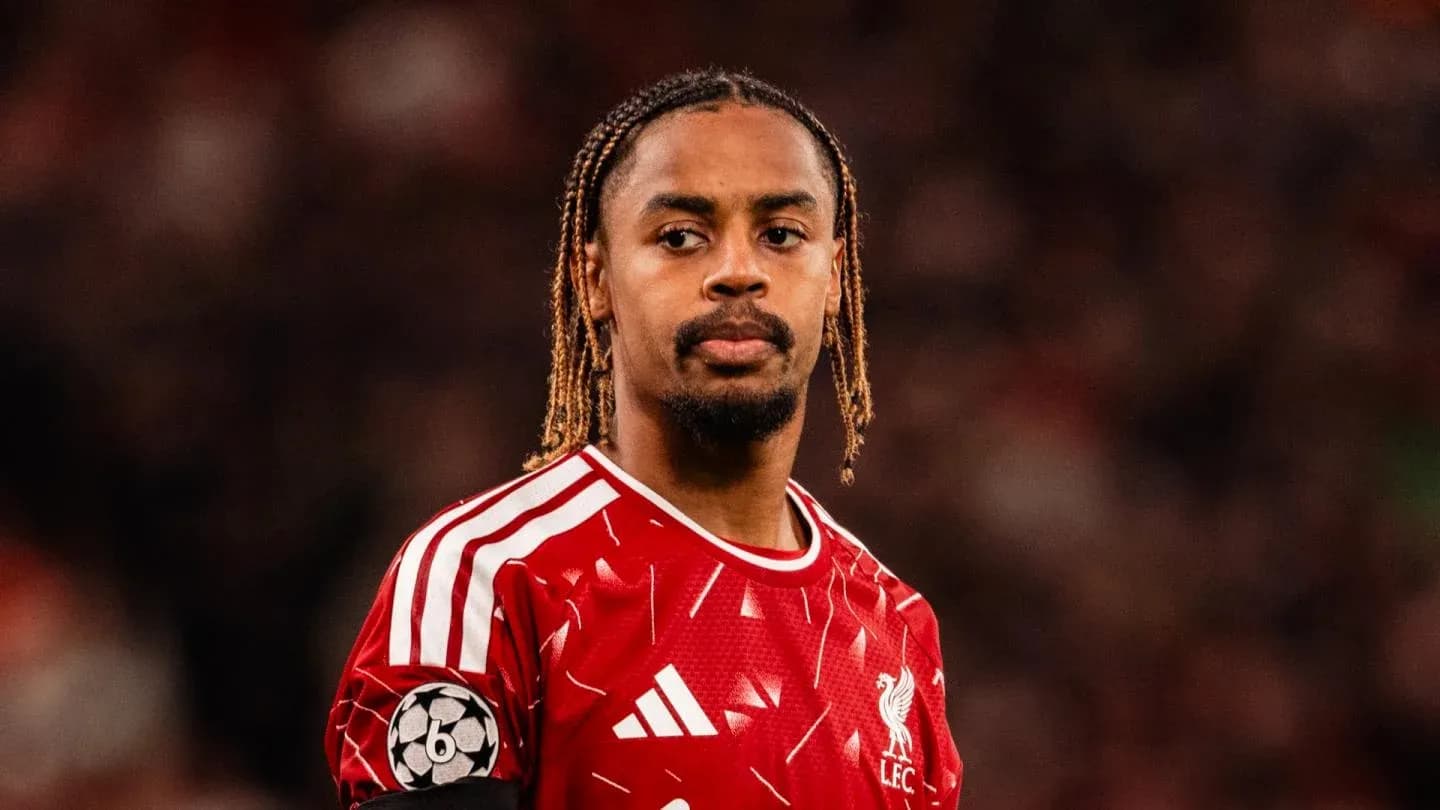 Jugador de Liverpool con camiseta roja en el campo