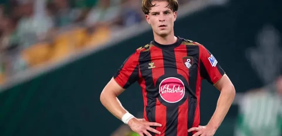 Jugador de Bournemouth en partido con camiseta roja y negra